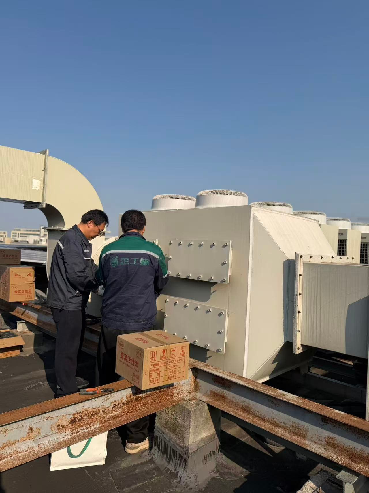 企工蜂技师在客户屋顶检修空调机组
